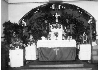 Das zunächst rätselhafte Foto aus dem Fundus von Appolonia Ohnemus, das vermutlich den Altarraum einer Wallfahrtskirche zeigt.