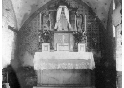 Dieses Foto ist Teil einer Bildercollage, die in der Sakristei der Pfarrkirche St. Johannes hängt. Die Fotografie gewährt einen Blick in den Altarraum der Dreifaltigkeitskapelle.