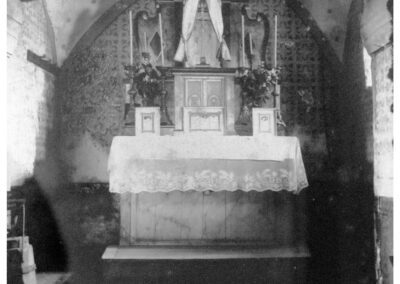 Dieses Foto ist Teil einer Bildercollage, die in der Sakristei der Pfarrkirche St. Johannes hängt. Die Fotografie gewährt einen Blick in den Altarraum der Dreifaltigkeitskapelle.