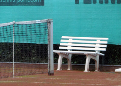 September 2022: Impressionen von der Tennisanlage mit Clubheim. Im Jahre 1985 konnten erstmals Vereinsmeisterschaften auf der Tennisanlage ausgetragen werden.