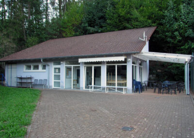 September 2022: Impressionen von der Tennisanlage mit Clubheim. Im Jahre 1985 konnten erstmals Vereinsmeisterschaften auf der Tennisanlage ausgetragen werden.