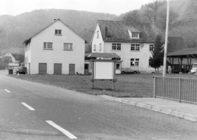 Die allerersten Tafeln wurden schon Anfang der 1990er-Jahre aufgestellt. Einziger Zweck: Werbung für örtliche Veranstaltungen. Hier die Tafel am südlichen Ortseingang.