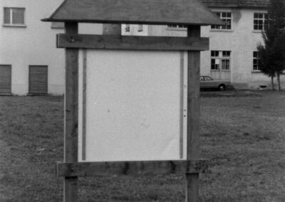 Die allerersten Tafeln wurden schon Anfang der 1990er-Jahre aufgestellt. Einziger Zweck: Werbung für örtliche Veranstaltungen. Hier die Tafel am südlichen Ortseingang.