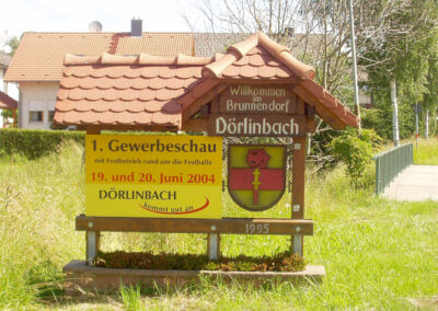 Auch im Juni stand die südliche Begrüßungstafel noch auf der linken Fahrbahnseite vor der Schutterbrücke. Also an dem Standort, wo auch die alte Werbetafel stand.