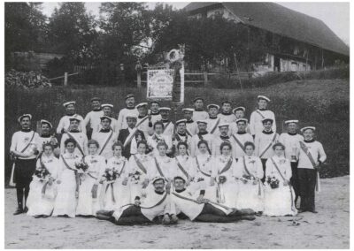 Am 21. Mai 1911 fand die Fahnenweihe statt. Es war ein Festtag mit Radrennen, Festzug und Formationsfahren. Der Banner begleitete fortan den Verein bei wichtigen Anlässen.