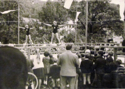 Impressionen von der 60-Jahr-Feier auf Dreschers Matt mit Kunstraddarbietungen auf einer Freilichtbühne.