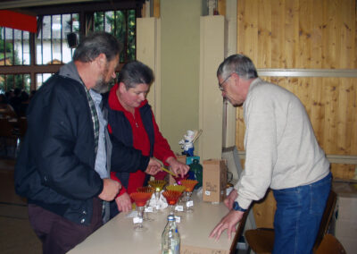 IVV-Wandertage 2004: Start- und Ziel ist immer in der Dörlinbacher Turn- und Festhalle. Bei der Rückkehr gibt’s den obligatorischen Stempel oder auch eine Auszeichnung.