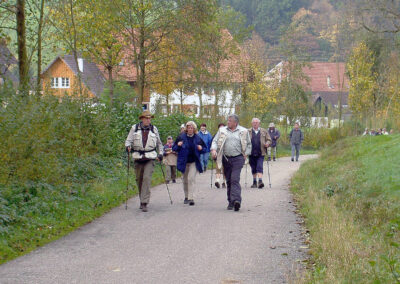 IVV-Wandertage 2004: Unterwegs auf der Strecke durch den Durenbach. Auch Einheimische nutzen gerne das Angebot gemeinsam zu Wandern.