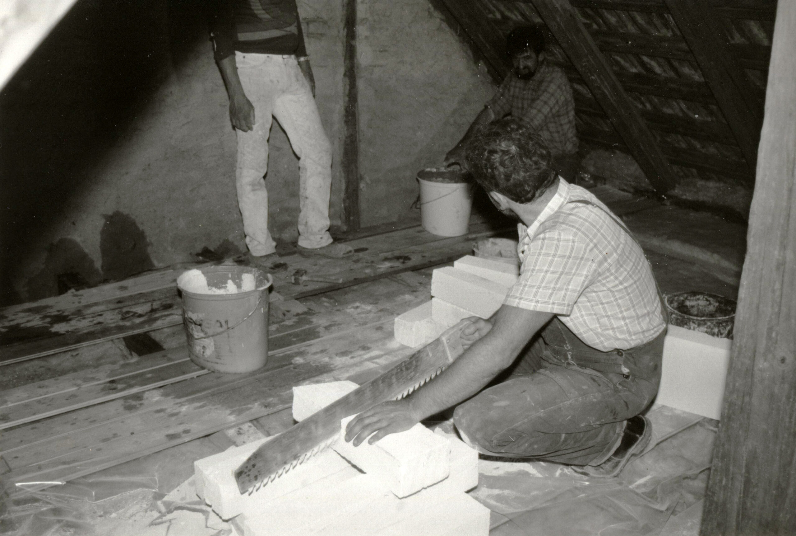 Ein Grundstein für eine Mauer im Dachgeschoss