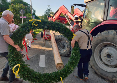 30. April 2025: Impressionen vom Maibaumstellen in der Dorfmitte. Der Baum wird seit einigen Jahren gegenüber dem Gasthaus „Engel“ aufgestellt.