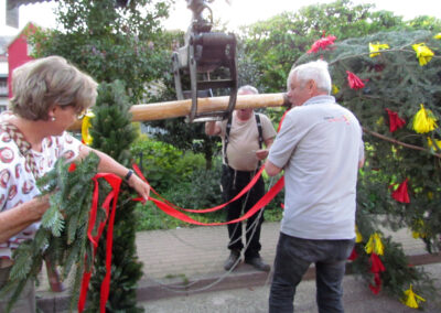 30. April 2025: Impressionen vom Maibaumstellen in der Dorfmitte. Der Baum wird seit einigen Jahren gegenüber dem Gasthaus „Engel“ aufgestellt.