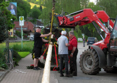 30. April 2025: Impressionen vom Maibaumstellen in der Dorfmitte. Der Baum wird seit einigen Jahren gegenüber dem Gasthaus „Engel“ aufgestellt.