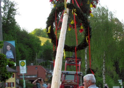 30. April 2025: Impressionen vom Maibaumstellen in der Dorfmitte. Der Baum wird seit einigen Jahren gegenüber dem Gasthaus „Engel“ aufgestellt.