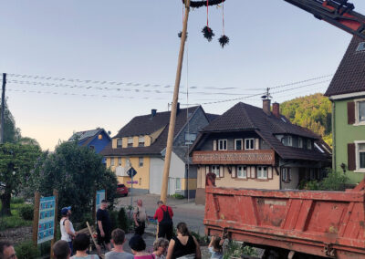 30. April 2025: Impressionen vom Maibaumstellen in der Dorfmitte. Der Baum wird seit einigen Jahren gegenüber dem Gasthaus „Engel“ aufgestellt.