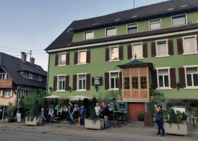 30. April 2025: Impressionen vom Maibaumstellen in der Dorfmitte. Der Baum wird seit einigen Jahren gegenüber dem Gasthaus „Engel“ aufgestellt.