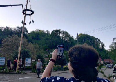 30. April 2025: Impressionen vom Maibaumstellen in der Dorfmitte. Der Baum wird seit einigen Jahren gegenüber dem Gasthaus „Engel“ aufgestellt.