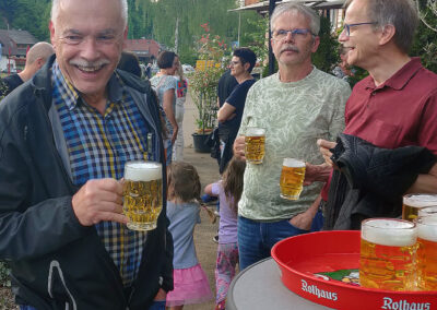 30. April 2025: Impressionen von der Feier nach dem Baumstellen. Freibier und Bratwürste werden großzügig gespendet von den Geschäftsleuten.