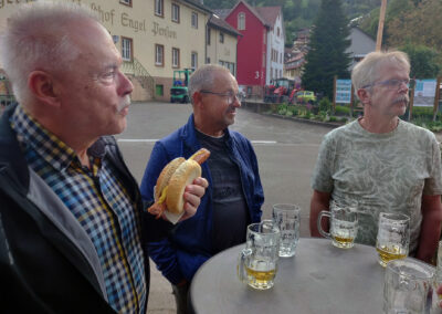 30. April 2025: Impressionen von der Feier nach dem Baumstellen. Freibier und Bratwürste werden großzügig gespendet von den Geschäftsleuten.