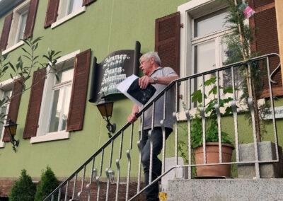 30. April 2025: Impressionen von der Feier nach dem Baumstellen. Freibier und Bratwürste werden großzügig gespendet von den Geschäftsleuten.