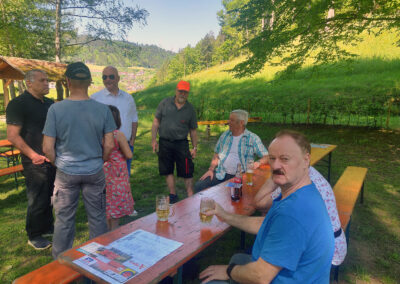 1. Mai 2025: Impressionen vom Maihock an der Prinschbachhütte. Wandergruppen und Familien kehrten ein und genossen das Angebot des Tennisclubs und die Natur.