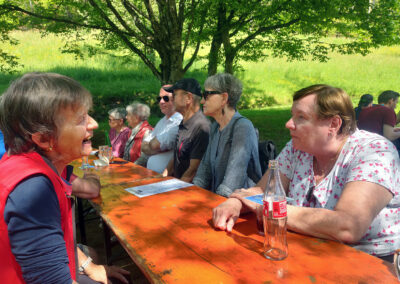 1. Mai 2025: Impressionen vom Maihock an der Prinschbachhütte. Wandergruppen und Familien kehrten ein und genossen das Angebot des Tennisclubs und die Natur.