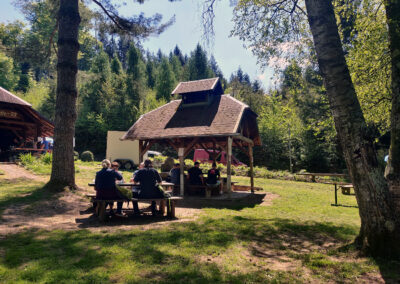 1. Mai 2025: Impressionen vom Maihock an der Prinschbachhütte. Wandergruppen und Familien kehrten ein und genossen das Angebot des Tennisclubs und die Natur.