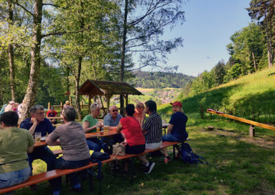 1. Mai 2025: Impressionen vom Maihock an der Prinschbachhütte. Wandergruppen und Familien kehrten ein und genossen das Angebot des Tennisclubs und die Natur.