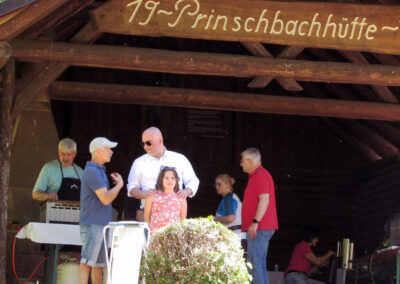 1. Mai 2025: Impressionen vom Maihock an der Prinschbachhütte. Wandergruppen und Familien kehrten ein und genossen das Angebot des Tennisclubs und die Natur.