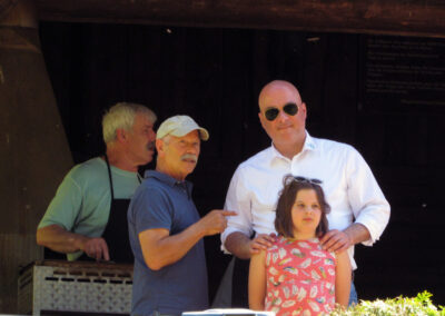 1. Mai 2025: Impressionen vom Maihock an der Prinschbachhütte. Wandergruppen und Familien kehrten ein und genossen das Angebot des Tennisclubs und die Natur.