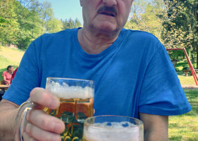 1. Mai 2025: Impressionen vom Maihock an der Prinschbachhütte. Wandergruppen und Familien kehrten ein und genossen das Angebot des Tennisclubs und die Natur.
