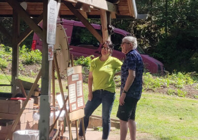 1. Mai 2025: Impressionen vom Maihock an der Prinschbachhütte. Der Hock diente auch als Plattform zur Werbung für die große 800-Jahre-Feier.
