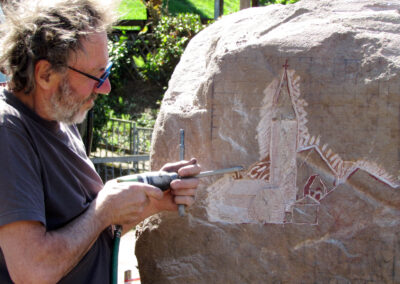 1. Tag: Das 800-Jahre-Logo wird in den massiven Stein gehauen. Stefan Busch schafft eine bleibende Erinnerung.