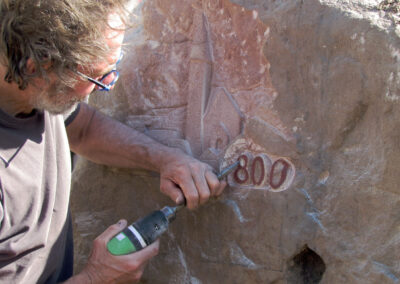1. Tag: Das 800-Jahre-Logo wird in den massiven Stein gehauen. Stefan Busch schafft eine bleibende Erinnerung.