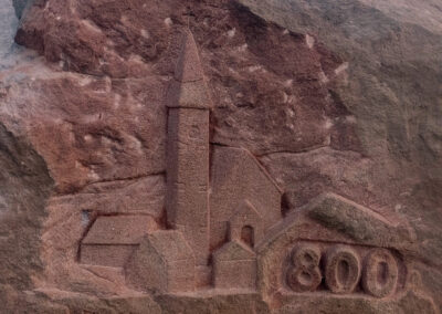 1. Tag: Das Tagwerk von Steinmetz Stefan Busch. Mit seiner Arbeit schafft eine bleibende Erinnerung für Dörlinbach.