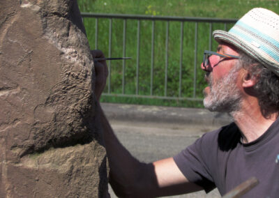 2. Tag: Stefan Busch setzt seine Arbeit fort. Jetzt ist vor allem ein ruhig geführter Pinsel vom Steinmetz gefragt.