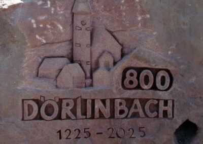 2. Tag: Es ist vollbracht! Das eindrucksvolle Logo „800 Jahre Dörlinbach“ erstrahlt nun auf dem imposanten Sandstein.