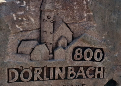 2. Tag: Es ist vollbracht! Das eindrucksvolle Logo „800 Jahre Dörlinbach“ erstrahlt nun auf dem imposanten Sandstein.