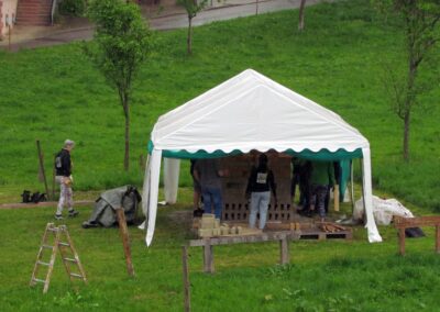 Impressionen vom Aufbau des Feldbrandofens beim Ziegelhüttenplatz. Mit dabei ist auch Bürgermeister Matthias Litterst.