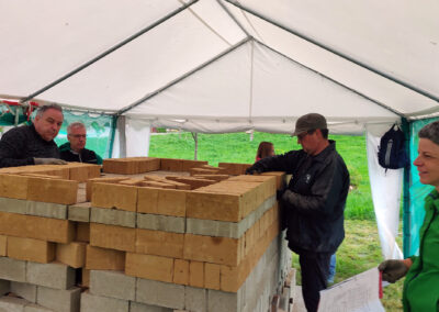 Impressionen vom Aufbau des Feldbrandofens beim Ziegelhüttenplatz. Mit dabei ist auch Bürgermeister Matthias Litterst.