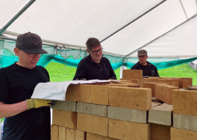 Impressionen vom Aufbau des Feldbrandofens beim Ziegelhüttenplatz. Mit dabei ist auch Bürgermeister Matthias Litterst.