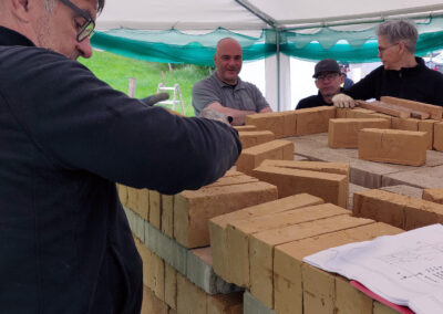 Impressionen vom Aufbau des Feldbrandofens beim Ziegelhüttenplatz. Mit dabei ist auch Bürgermeister Matthias Litterst.