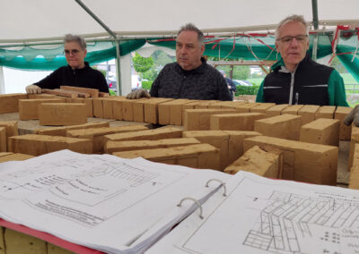 Impressionen vom Aufbau des Feldbrandofens beim Ziegelhüttenplatz. Mit dabei ist auch Bürgermeister Matthias Litterst.