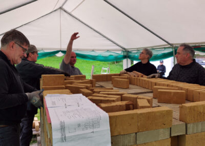 Impressionen vom Aufbau des Feldbrandofens beim Ziegelhüttenplatz. Mit dabei ist auch Bürgermeister Matthias Litterst.
