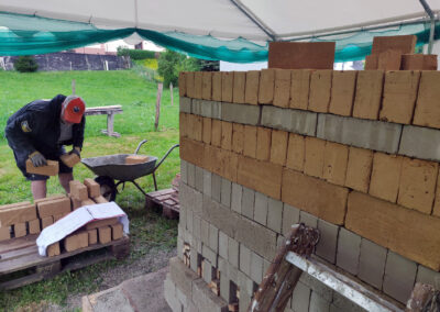 Impressionen vom Aufbau des Feldbrandofens beim Ziegelhüttenplatz. Mit dabei ist auch Bürgermeister Matthias Litterst.