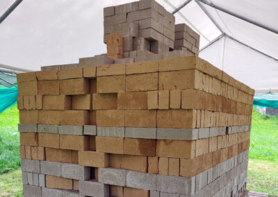 Impressionen vom Aufbau des Feldbrandofens beim Ziegelhüttenplatz. Das imposante Werk ist vollendet.