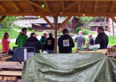 Impressionen vom Aufbau des Feldbrandofens beim Ziegelhüttenplatz. Die Helferinnen und Helfer gönnen sich eine Pause.