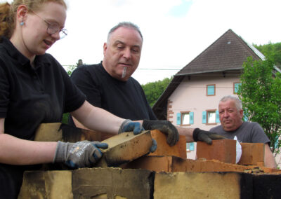 Projekt Jubiläumsziegel: Der Abbau des Feldbrandofens beginnt. Mehr als die Hälfte konnte am Freitagabend abgebaut werden.