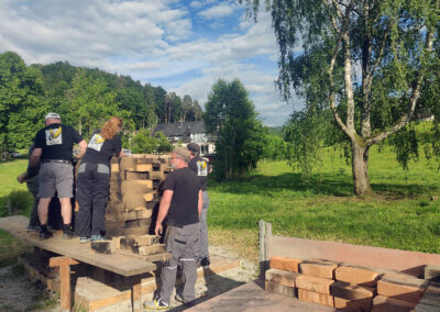Projekt Jubiläumsziegel: Der Abbau des Feldbrandofens beginnt. Mehr als die Hälfte konnte am Freitagabend abgebaut werden.