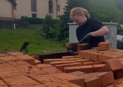 Projekt Jubiläumsziegel: Impressionen vom Abbau am Freitagabend. Mehr als die Hälfte des Ofens konnte am Freitagabend abgebaut werden.