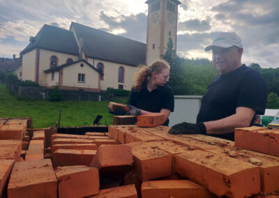 Projekt Jubiläumsziegel: Impressionen vom Abbau am Freitagabend. Mehr als die Hälfte des Ofens konnte am Freitagabend abgebaut werden.